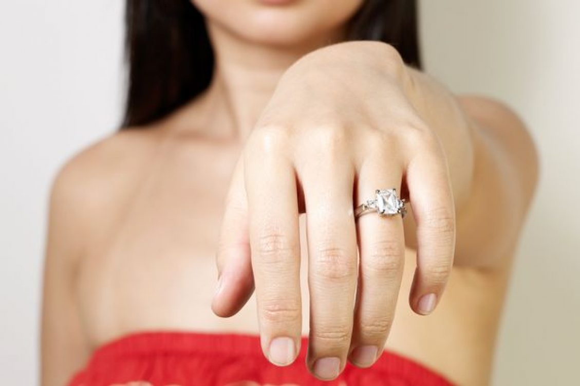 Кольцо с бриллиантом на руке